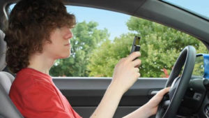 handphone berbahaya bagi pengendara